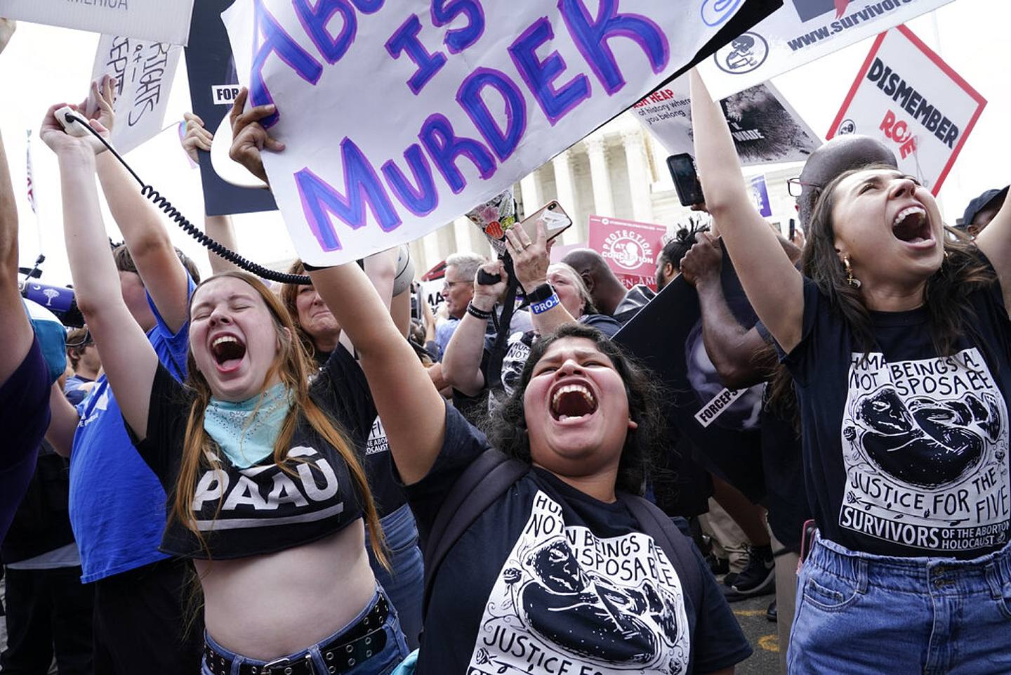 美國墮胎權：圖為2022年6月24日，美國最高法院推翻「羅訴韋德案」裁決出爐後，反對墮胎的人在華盛頓的最高法院外聚集並慶祝。（AP）