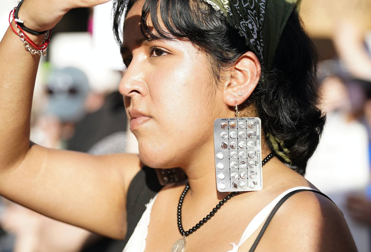 2022年6月24日，德州侯斯頓有女示威戴上以避孕藥包做成的耳環參與示威。（AP）