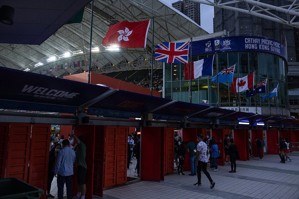 周五，进入香港大球场观看国际七人榄球赛的人们。