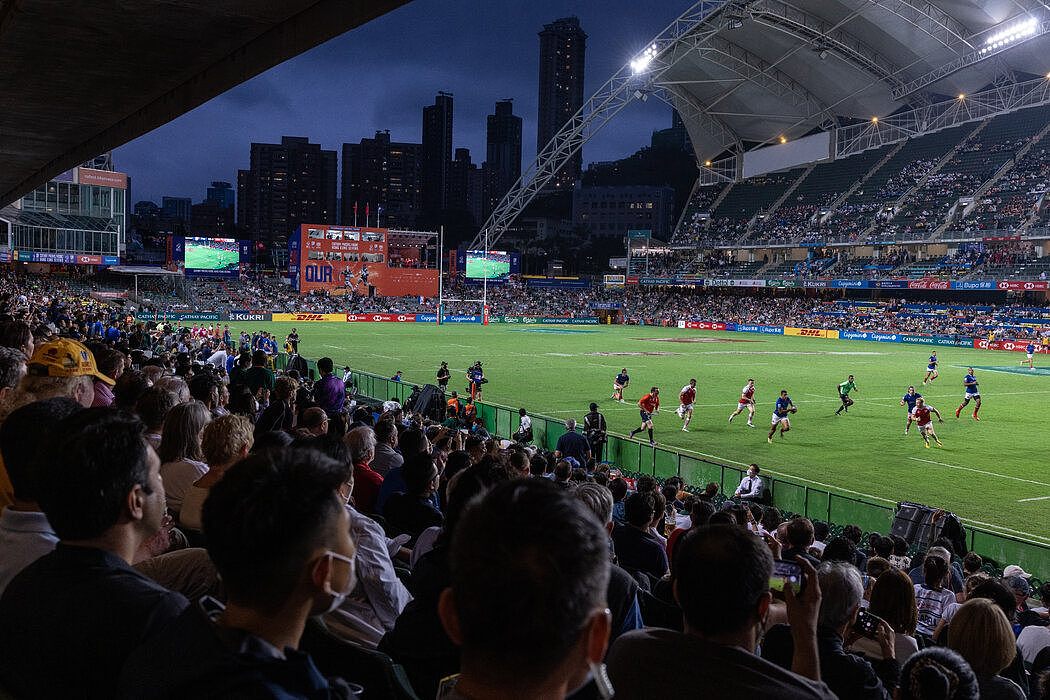 周五，在香港大球场观看国际七人榄球赛的观众。