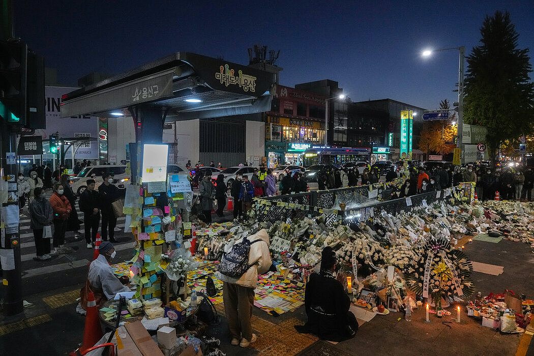 25日，在首尔地铁出口处的梨泰院广场临时追悼地点，市民们悼念上周事故的遇难者。