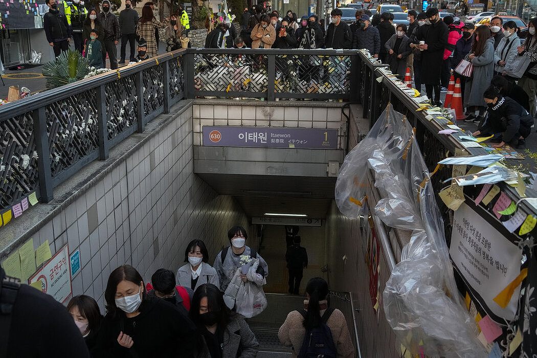 周五下午，离事故发生地最近的地铁出口被祭奠物包围。