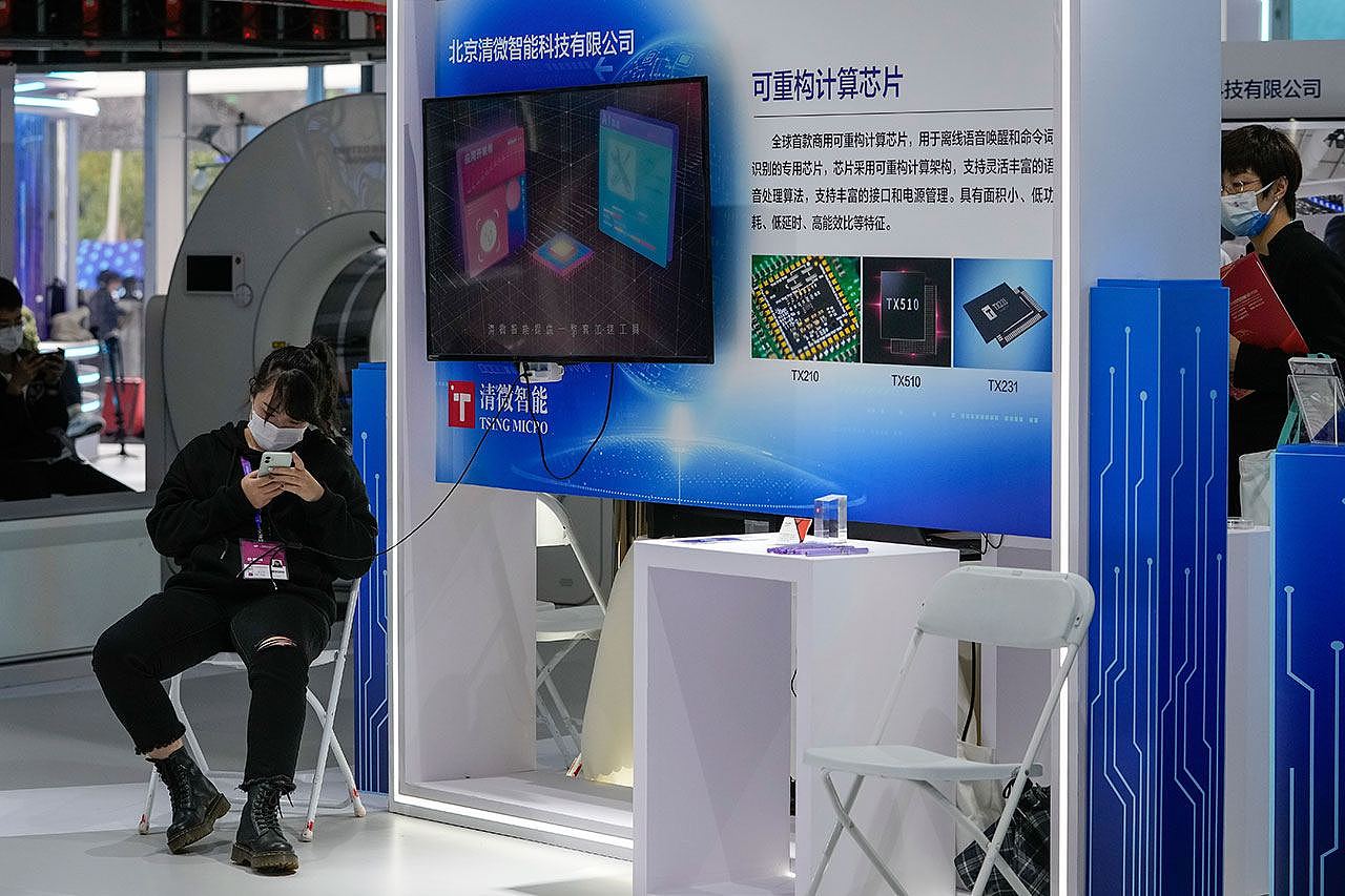 在北京举办的国际高科技博览会上，北京清微智能科技有限公司开发的各种芯片的展位。（美联社）