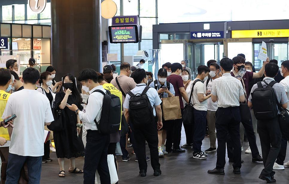 突发！韩国地铁发生大规模人群聚，现场一片混乱，市民：太挤了，要喘不过气了……（组图） - 5