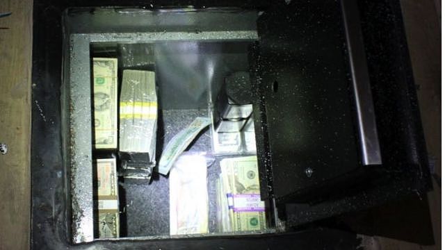 藏有现金的地下保险箱（美国司法部2022年11月7日发放照片）