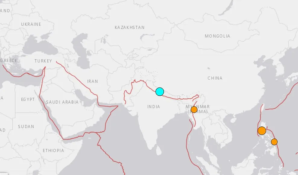 尼泊尔首都加德满都以西340公里的迪帕亚尔附近（蓝点处），今晨发生规模5.6地震。 翻摄USGS