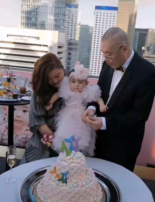 83岁刘诗昆为2岁女儿办生日宴，收众多礼物，宝宝超高颜值如公主（组图） - 8