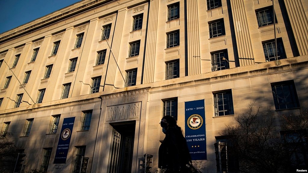 资料照片：一名女子走过位于华盛顿的美国司法部大楼。（2020年12月15日）