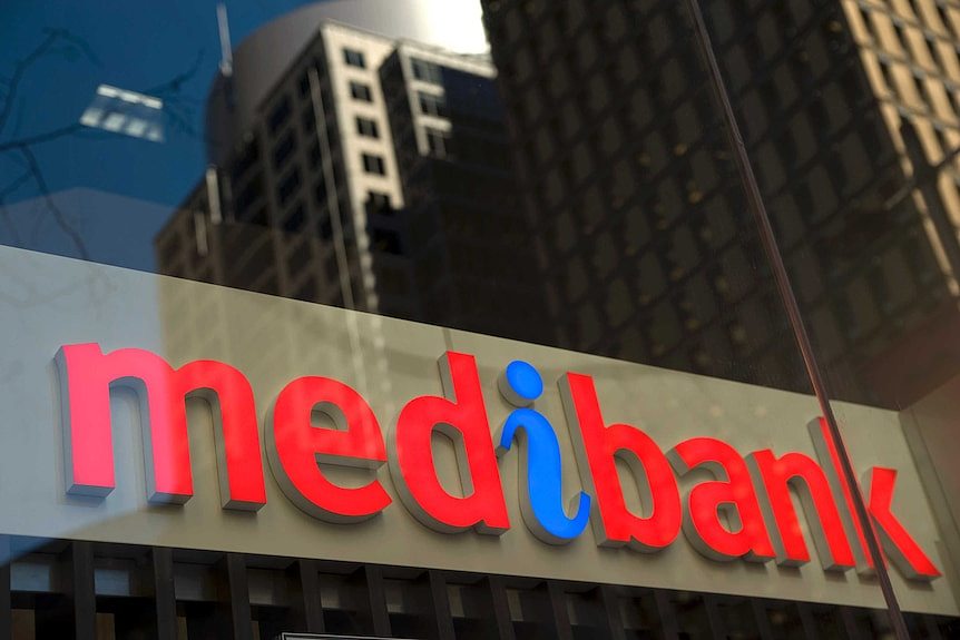 Medibank的logo悬挂在路旁