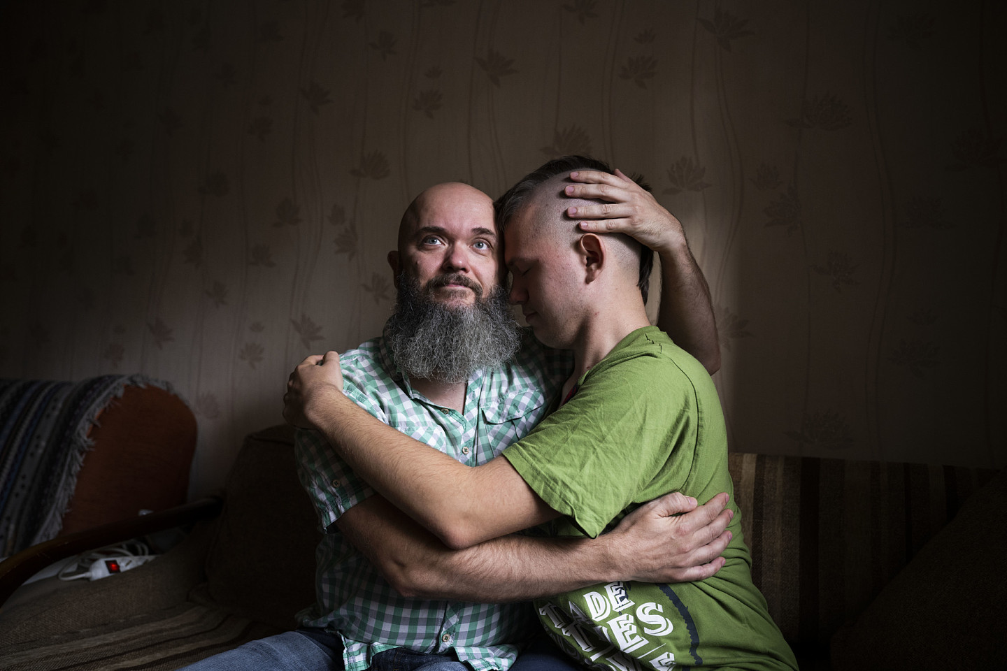 亚当（左）在基辅家中的客厅，与48岁的爸爸斯拉瓦（右）一起直播。（摄影／杨子磊）