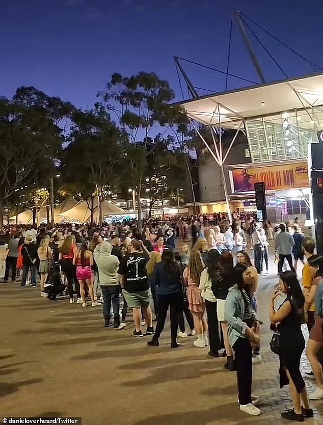 热门歌手在悉尼演唱会“翻车”！订票应用故障致无法准点入场，现场粉丝大排长龙（视频/组图） - 3