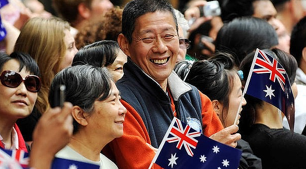 澳洲前驻港总领事：澳中关系“三人行”，在澳华人是“第三人”（组图） - 2