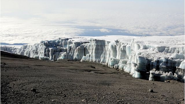 坦桑尼亚乞力马扎罗山上的冰川