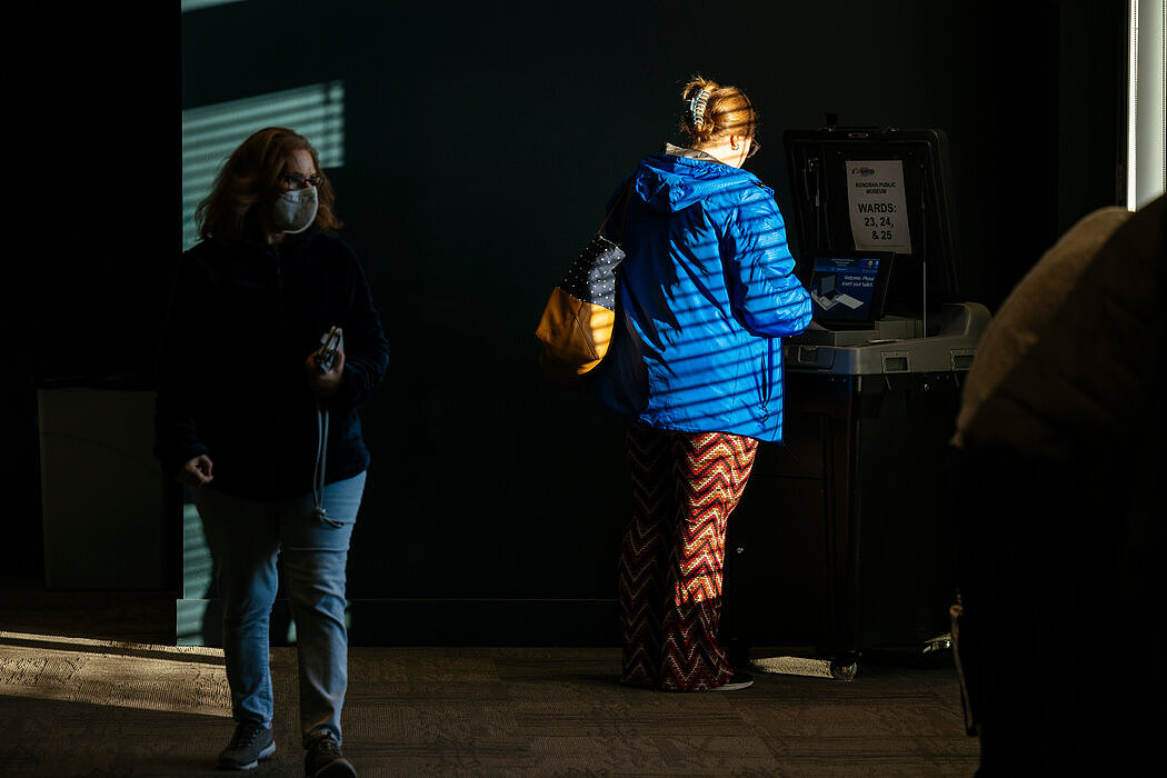 周二，威斯康辛州基诺沙市的基诺沙公共博物馆，一名选民正在提交选票。