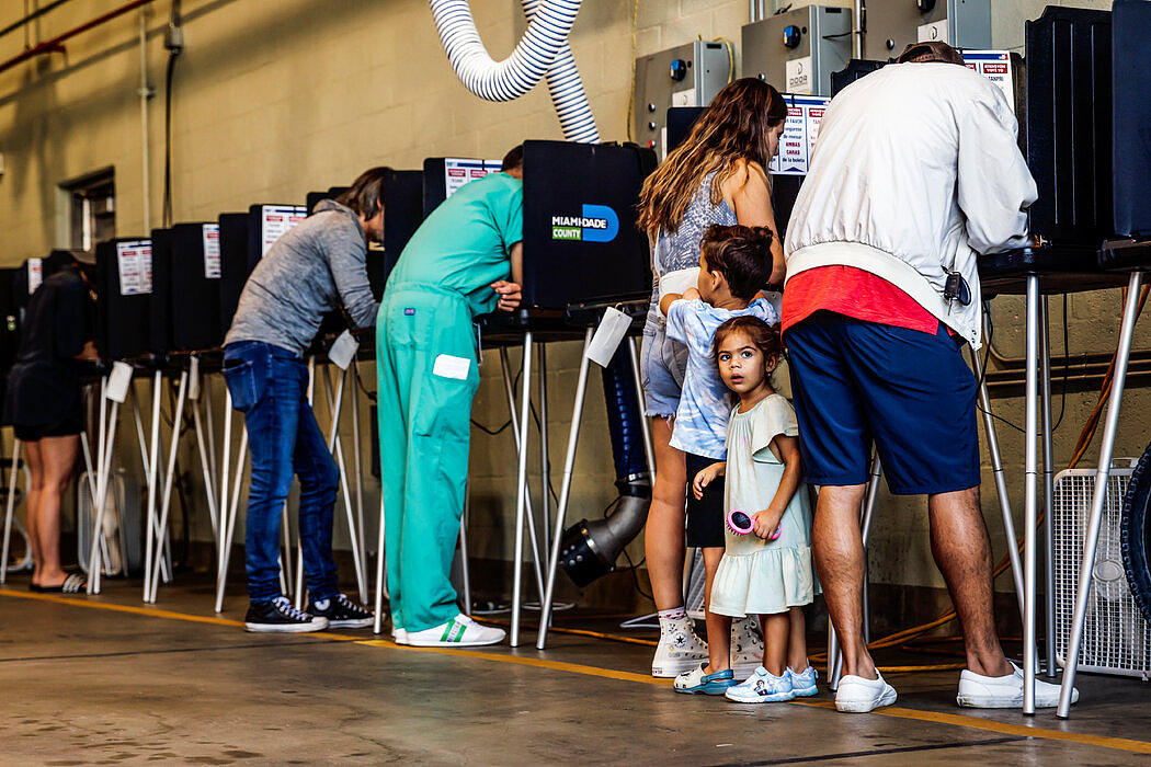 周二，佛罗里达州迈阿密海滩的一个家庭正在投票。