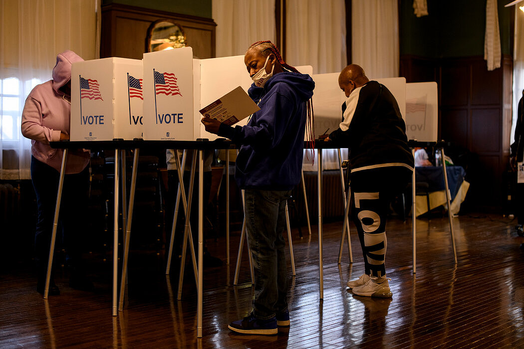 克里斯汀·格兰特星期二在底特律填写选票时查看信息。