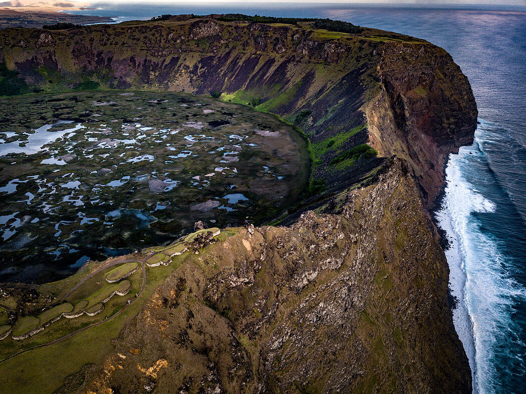 在复活节岛的一个火山口，岩画与一处遭到侵蚀的悬崖距离过近。