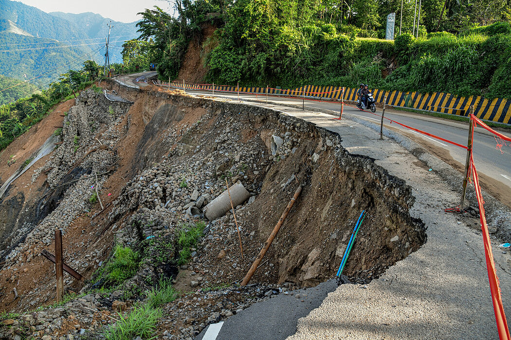 阿萨姆的道路被泥石流冲垮。