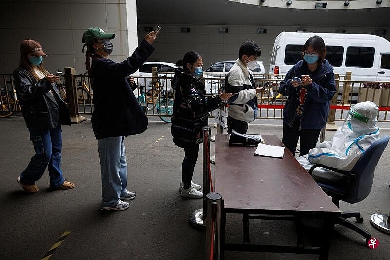 北京民众在11月9日排队接受核酸检测。（路透社） 