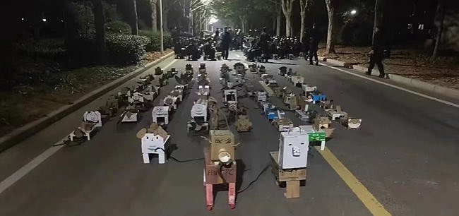 封到疯？不只养“纸狗”，中国大学生还流行集在地上爬行（组图） - 2