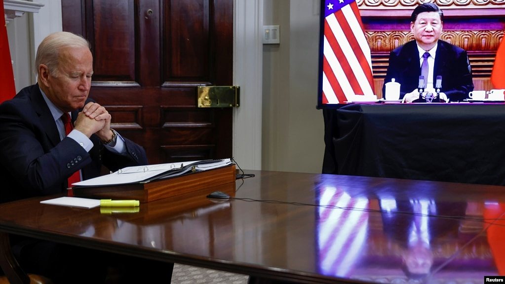 美国总统拜登在华盛顿时间2021年11月15日与中国国家主席习近平以视讯方式举行峰会（路透社）