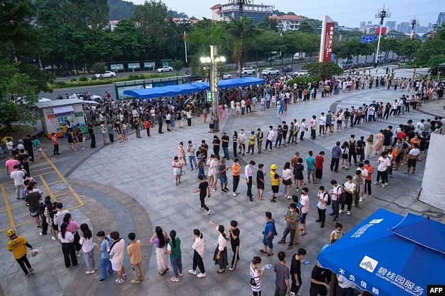 资料照：中国广东广州居民排队做核酸。（2022年7月31日）
