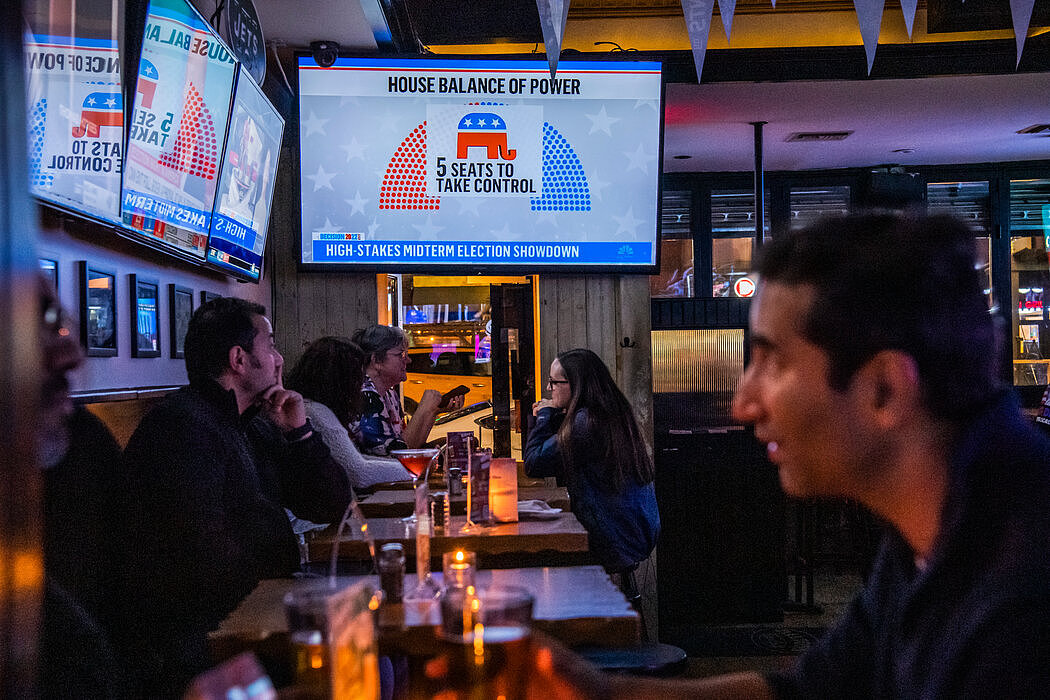 周二，客人们在曼哈顿的一家餐厅里观看选举新闻。