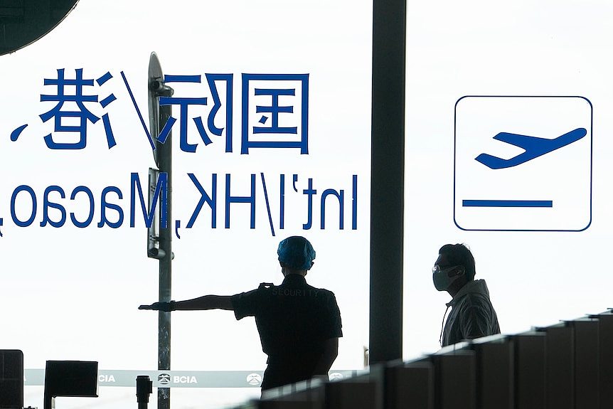 中国首都国际机场的两名保安站在一起