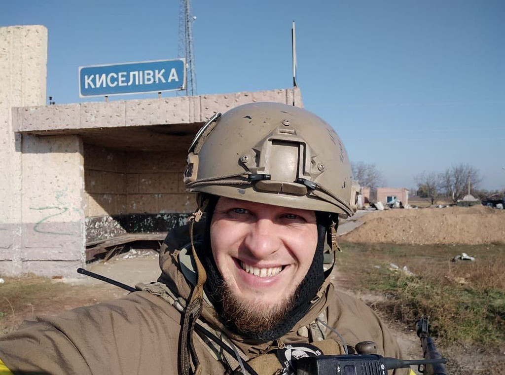 一名烏克蘭士兵抵達基謝利夫卡(Киселівка,英文Kyselivka)，此處離刻松市只有10公里。(圖/推特)