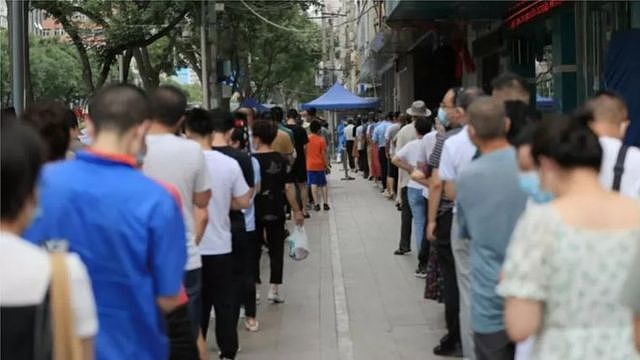 中国新冠病毒感染人数持续攀爬，11月10日含无症状感染者的确诊人数超过1万人。