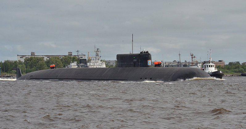 俄军潜舰「别尔哥罗德号」是全球最长核潜舰最多可携带8枚「末日武器」核弹头鱼雷「海神波赛顿」，但部分专家称6枚较可能。 （取材自推特）