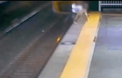 昆州华人区城铁站惊魂一刻！男子走错站台后横穿铁轨，险遭火车碾压（视频/组图） - 2