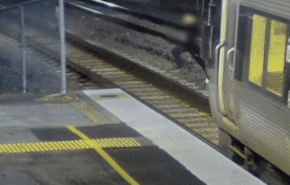 昆州华人区城铁站惊魂一刻！男子走错站台后横穿铁轨，险遭火车碾压（视频/组图） - 3