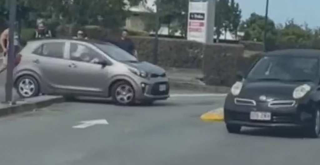 昆州12岁男孩偷偷开车上路，险些撞上其它车！路人都被吓坏了（视频/组图） - 2