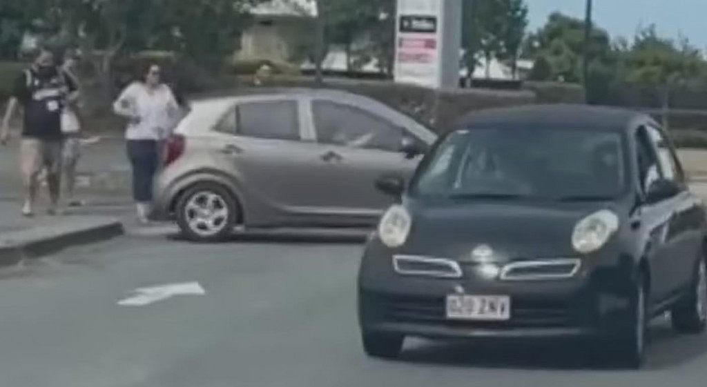 昆州12岁男孩偷偷开车上路，险些撞上其它车！路人都被吓坏了（视频/组图） - 3