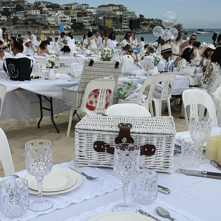 悉尼知名海滩举行“白色晚宴”，5000人身着白衣共饮狂欢！参与者需自带桌椅（组图） - 6