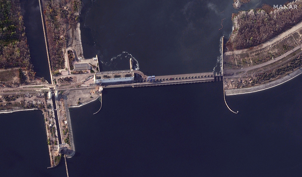 位于刻松境内新卡科夫卡大坝受到新一波蓄意破坏，北边端的水坝及水闸明显被炮击掏空；图为远景。 (图/路透社、Maxar Technologies)