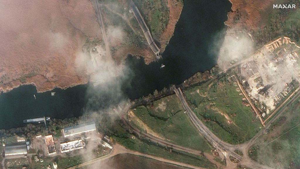 美国太空公司「马萨尔科技」公布卫星照指出，几座桥梁和新卡科夫卡大坝受到新一波蓄意破坏；图为达尔伊夫卡(Darivka )桥梁。 (图/路透社、Maxar Technologies) 。