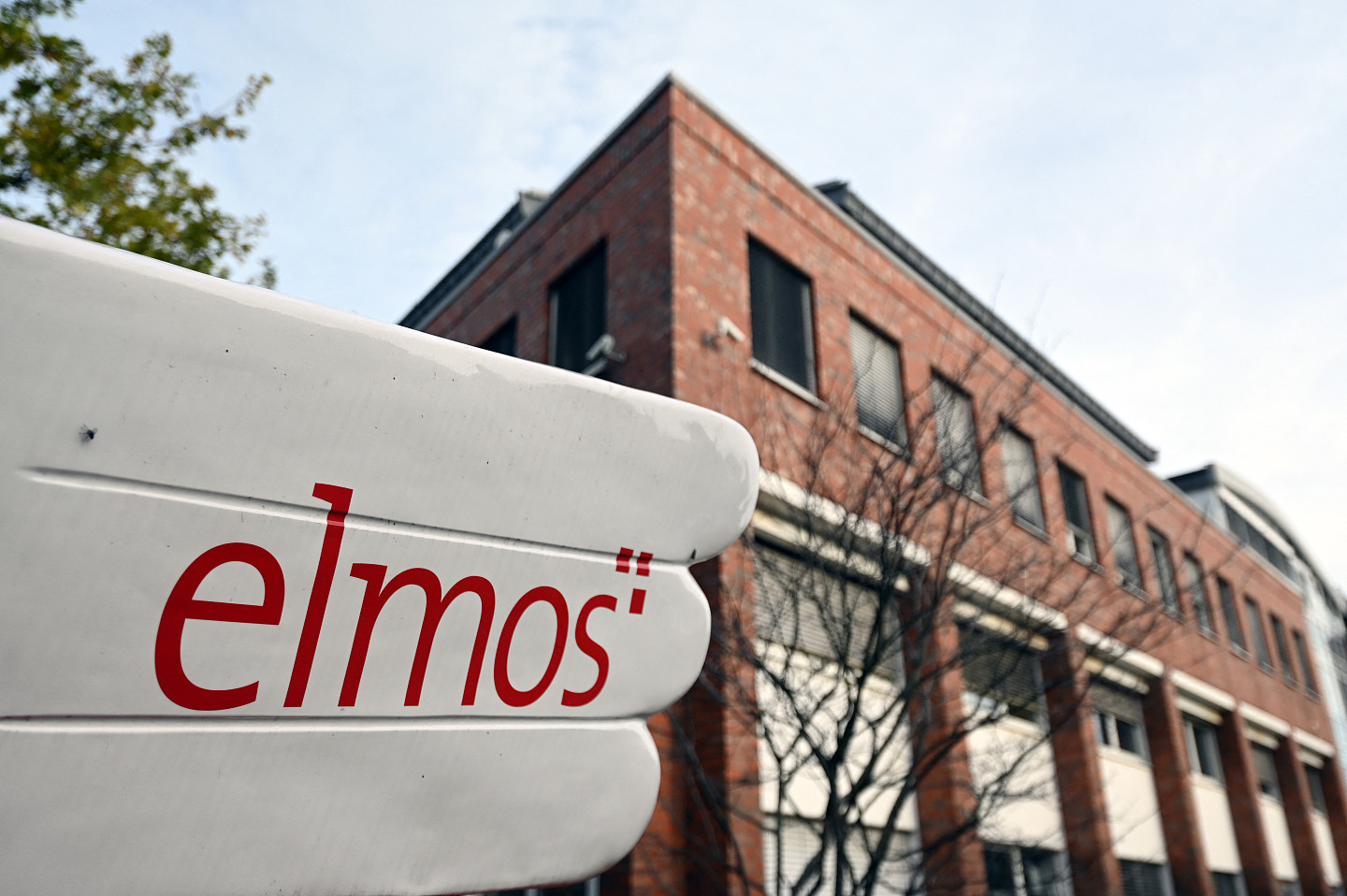 2022 年 11 月 8 日德国西部多特蒙德的公司总部的德国芯片制造商 Elmos Semiconductor 的徽标。（法新社）