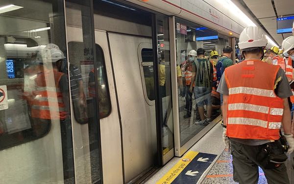 ▲▼香港地鐵出軌撞月台　車頭損毀、4扇門脫落飛出。（圖／翻攝香港消防處）