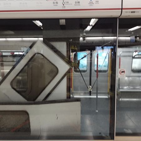 ▲▼香港地鐵出軌撞月台　車頭損毀、4扇門脫落飛出。（圖／翻攝香港消防處）