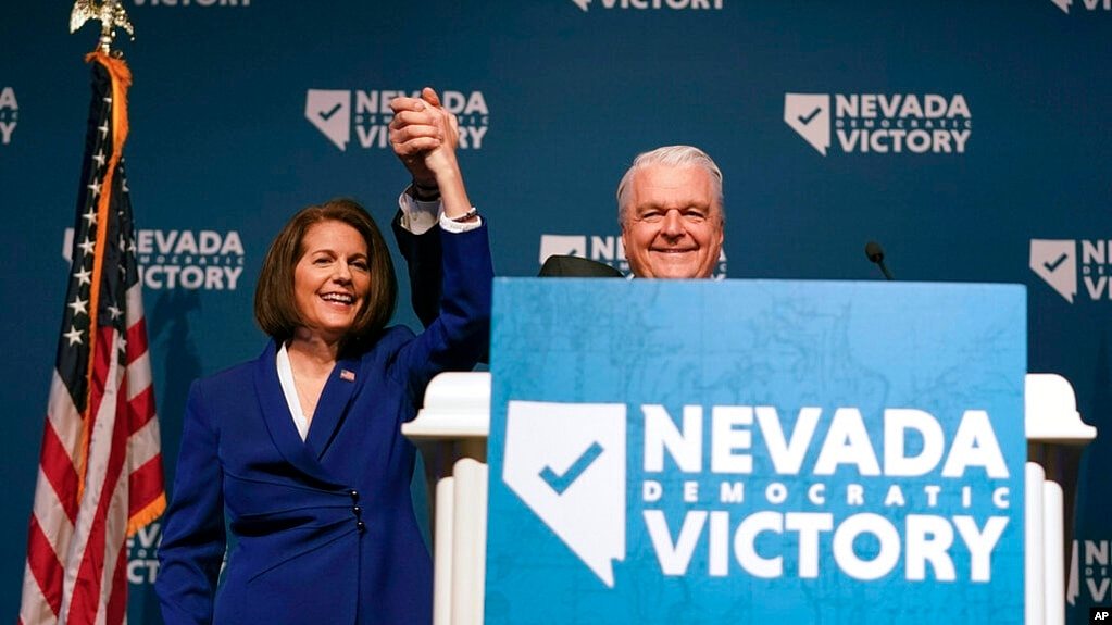 内华达州民主党参议员凯瑟琳·科尔特斯·马斯托（左）2022年11月8日，在拉斯维加斯，内华达州民主党举办的选举之夜派对上同内华达州州长史蒂夫·西索拉克一起。