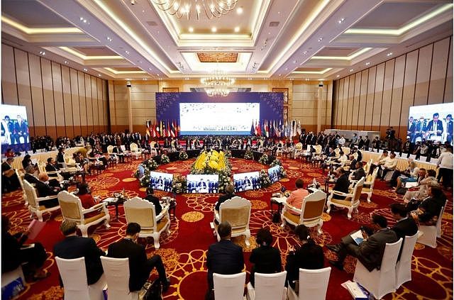 11月13日，作为第40届和第41届东南亚国家联盟（东盟）峰会及相关峰会的一部分，与会领导人和代表出席了在柬埔寨金边举行的第二届东盟全球对话。