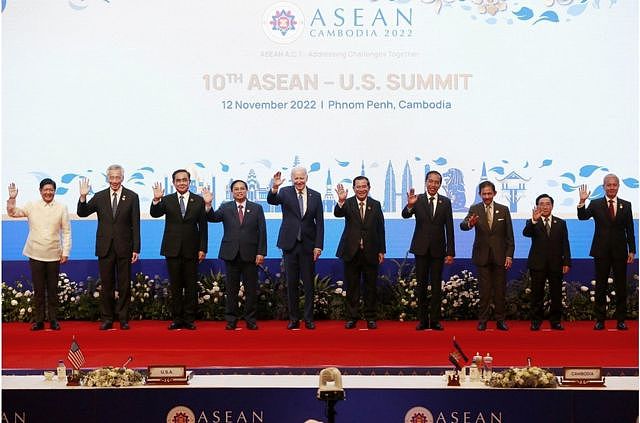 在柬埔寨金边举行的第40届和第41届东南亚国家联盟 峰会及相关峰会期间，（从左至右）菲律宾总统小斐迪南·“邦邦”·马科斯、新加坡总理李显龙、泰国总理巴育、越南总理范明政、美国总统拜登、柬埔寨总理洪森、印度尼西亚总统佐科·维多多、文莱苏丹哈桑纳尔·博尔基亚、老挝总理潘坎·维帕万、马来西亚总理特别代表在第十届东盟-美国峰会期间合影留念。