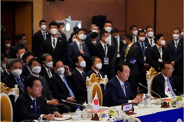11月12日，在柬埔寨金边举行的东盟峰会期间，日本首相岸田文雄、韩国总统尹锡悦和中国国务院总理李克强出席了第 25 届东盟加三（APT）峰会。