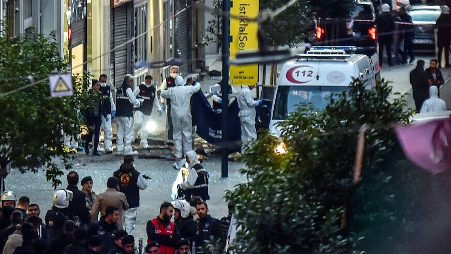 土耳其最大城市伊斯坦堡市中心塔克西姆广场边的独立大街（Istiklal Avenue）2022年11月13日下午发生爆炸，多人死伤，图为法证专家在爆炸发生后处理一具死难者遗体。 （AP）