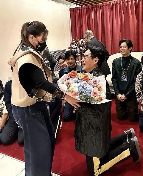 泰国演员公主和“男神”见面，激动献花，对方双膝跪地接受（组图） - 2