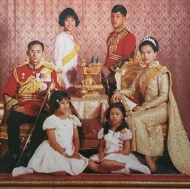 泰国演员公主和“男神”见面，激动献花，对方双膝跪地接受（组图） - 5