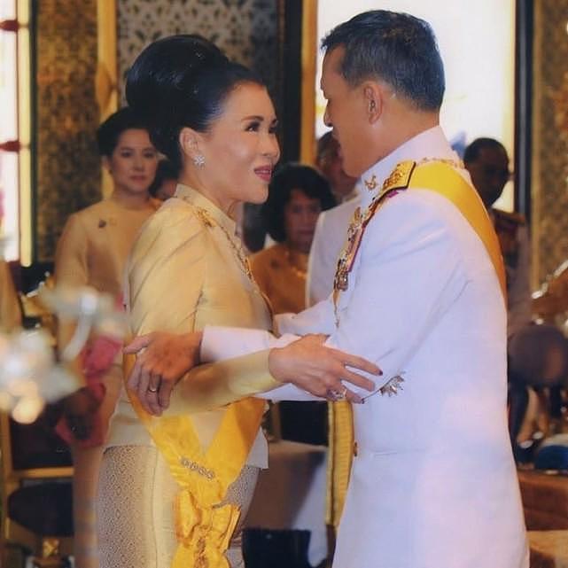 泰国演员公主和“男神”见面，激动献花，对方双膝跪地接受（组图） - 6