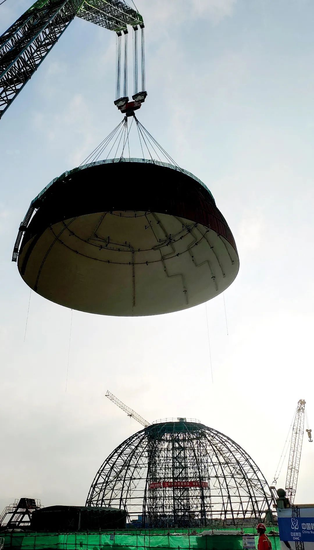 8月23日，中国自主三代核电技术华龙一号批量化建设工程——中核集团漳州核电2号机组内穹顶成功吊装。图/中新